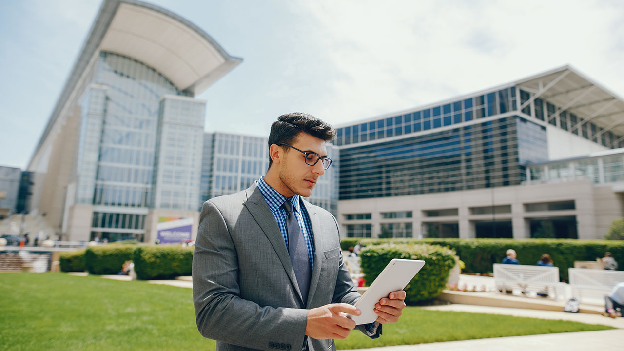 Как подтвердить образование и опыт в ОАЭ: что реально проверяют в 2026 году